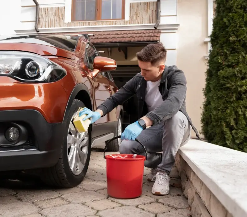 Lavage auto à domicile Forcalquier : professionnel intervenant sur un véhicule